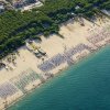 Vista aerea di una spiaggia attrezzata e mare.
